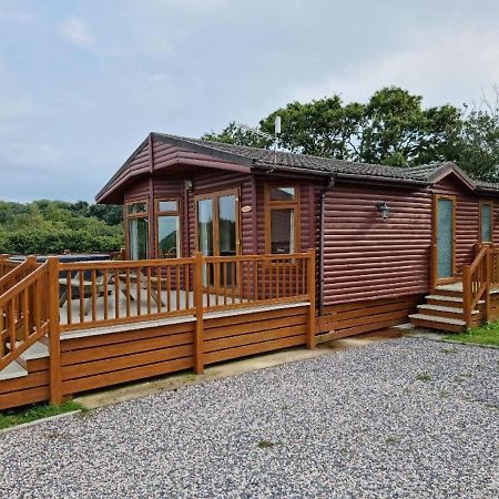 Beautiful Willow Lodge 67-4-6 Persons-Private Hot Tub-Pet Friendly-Tranquil Holiday Away From It All Yet Not Far To St Austell-The Holiday Home Has Two Bedrooms, Living & Dining Area, Equipped Kitchen -Decking-Al Fresco Dining-Fishing Lakes-Pet Frien Grampound Eksteriør billede