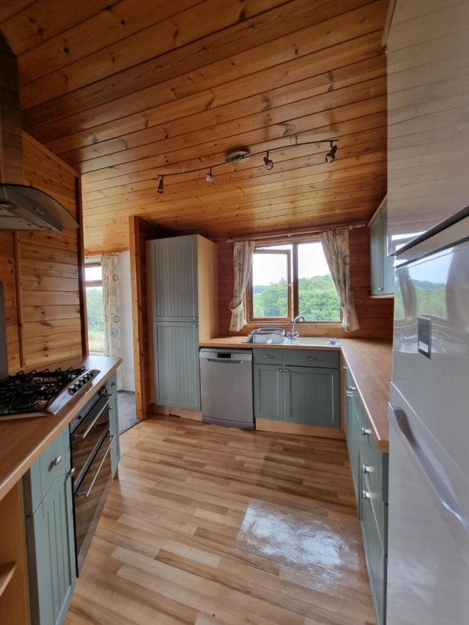 Beautiful Willow Lodge 67-4-6 Persons-Private Hot Tub-Pet Friendly-Tranquil Holiday Away From It All Yet Not Far To St Austell-The Holiday Home Has Two Bedrooms, Living & Dining Area, Equipped Kitchen -Decking-Al Fresco Dining-Fishing Lakes-Pet Frien Grampound Eksteriør billede