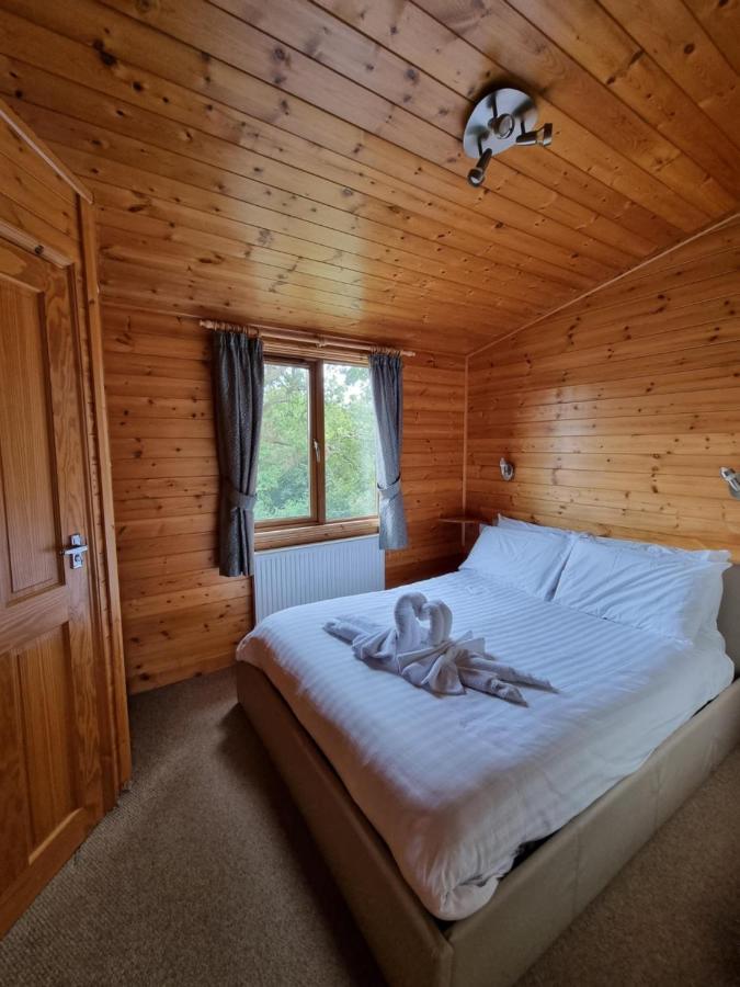 Beautiful Willow Lodge 67-4-6 Persons-Private Hot Tub-Pet Friendly-Tranquil Holiday Away From It All Yet Not Far To St Austell-The Holiday Home Has Two Bedrooms, Living & Dining Area, Equipped Kitchen -Decking-Al Fresco Dining-Fishing Lakes-Pet Frien Grampound Eksteriør billede