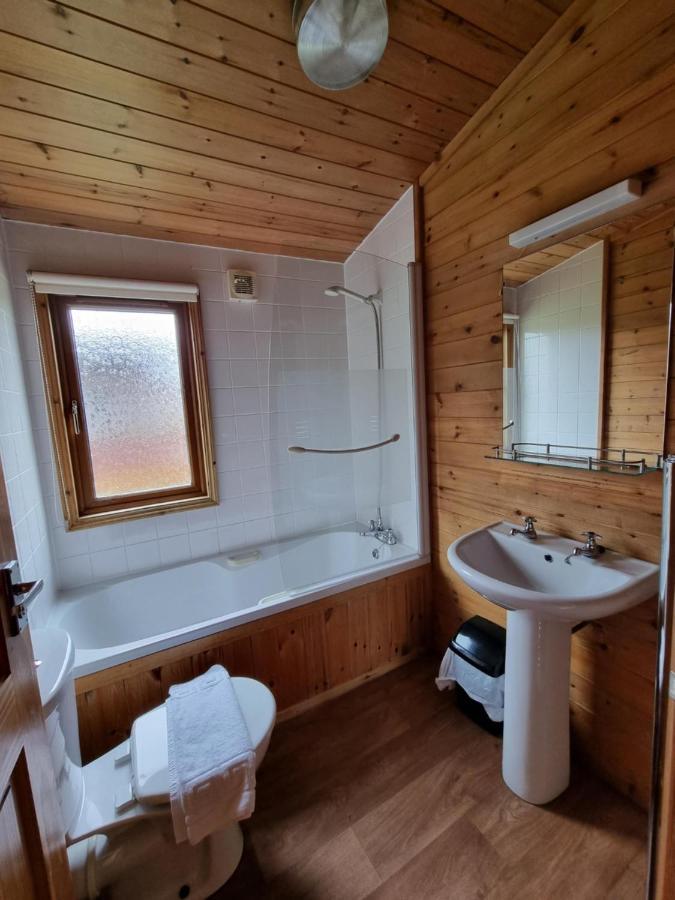Beautiful Willow Lodge 67-4-6 Persons-Private Hot Tub-Pet Friendly-Tranquil Holiday Away From It All Yet Not Far To St Austell-The Holiday Home Has Two Bedrooms, Living & Dining Area, Equipped Kitchen -Decking-Al Fresco Dining-Fishing Lakes-Pet Frien Grampound Eksteriør billede