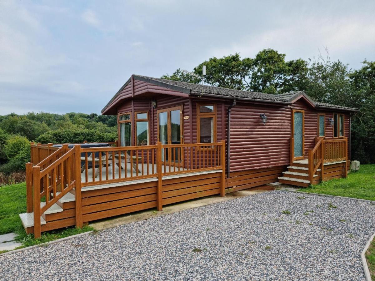 Beautiful Willow Lodge 67-4-6 Persons-Private Hot Tub-Pet Friendly-Tranquil Holiday Away From It All Yet Not Far To St Austell-The Holiday Home Has Two Bedrooms, Living & Dining Area, Equipped Kitchen -Decking-Al Fresco Dining-Fishing Lakes-Pet Frien Grampound Eksteriør billede