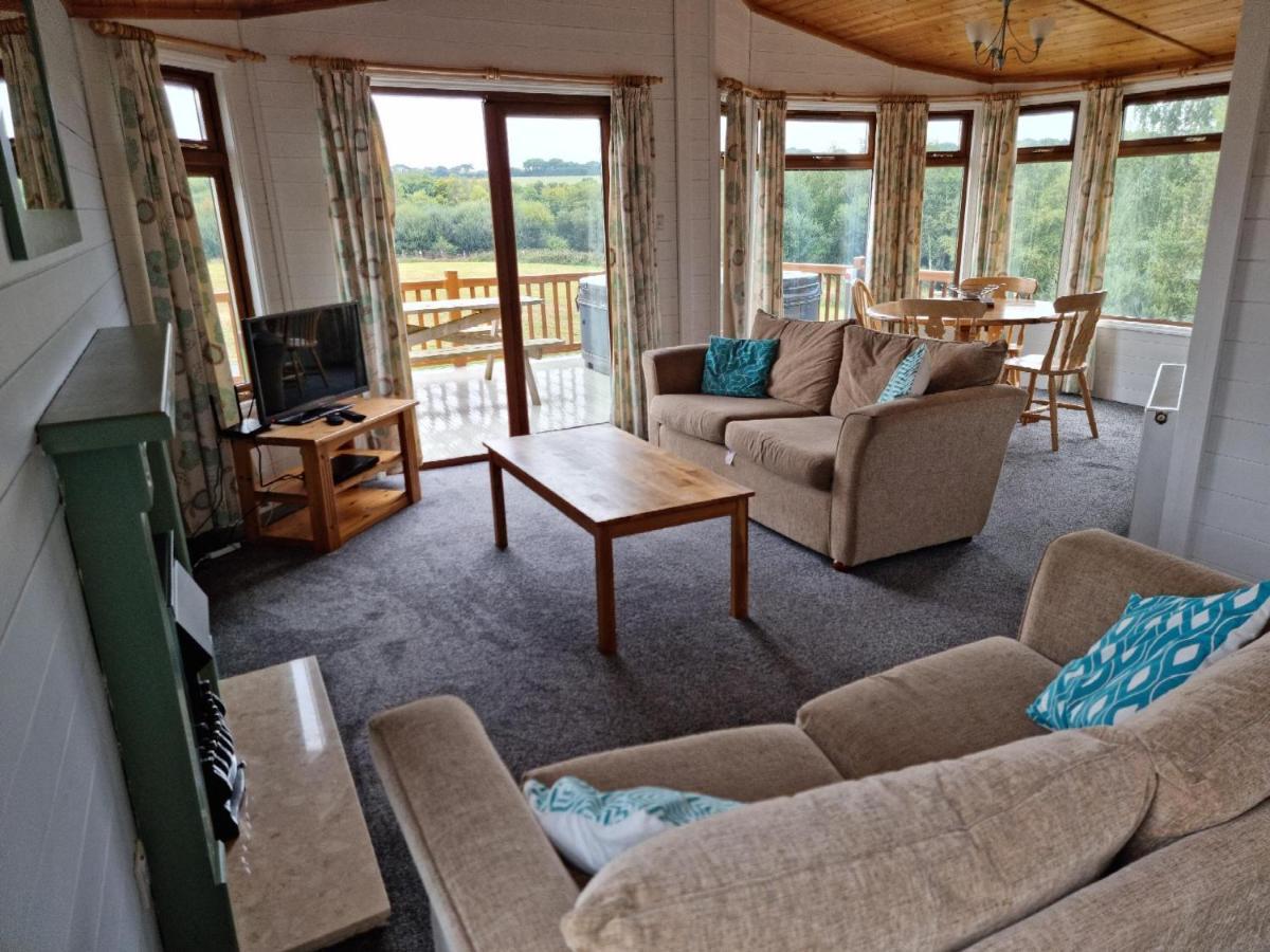 Beautiful Willow Lodge 67-4-6 Persons-Private Hot Tub-Pet Friendly-Tranquil Holiday Away From It All Yet Not Far To St Austell-The Holiday Home Has Two Bedrooms, Living & Dining Area, Equipped Kitchen -Decking-Al Fresco Dining-Fishing Lakes-Pet Frien Grampound Eksteriør billede