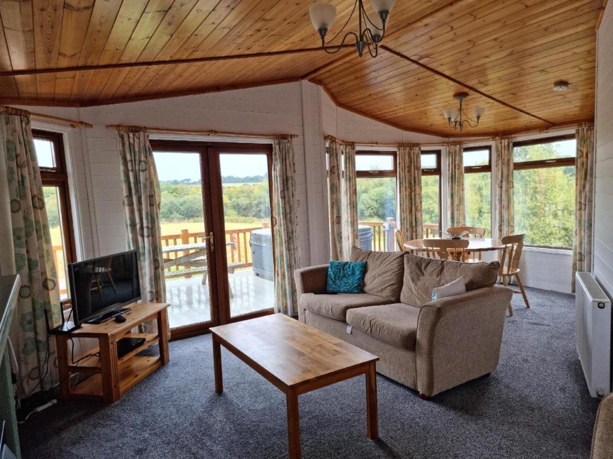 Beautiful Willow Lodge 67-4-6 Persons-Private Hot Tub-Pet Friendly-Tranquil Holiday Away From It All Yet Not Far To St Austell-The Holiday Home Has Two Bedrooms, Living & Dining Area, Equipped Kitchen -Decking-Al Fresco Dining-Fishing Lakes-Pet Frien Grampound Eksteriør billede