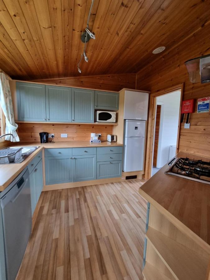 Beautiful Willow Lodge 67-4-6 Persons-Private Hot Tub-Pet Friendly-Tranquil Holiday Away From It All Yet Not Far To St Austell-The Holiday Home Has Two Bedrooms, Living & Dining Area, Equipped Kitchen -Decking-Al Fresco Dining-Fishing Lakes-Pet Frien Grampound Eksteriør billede