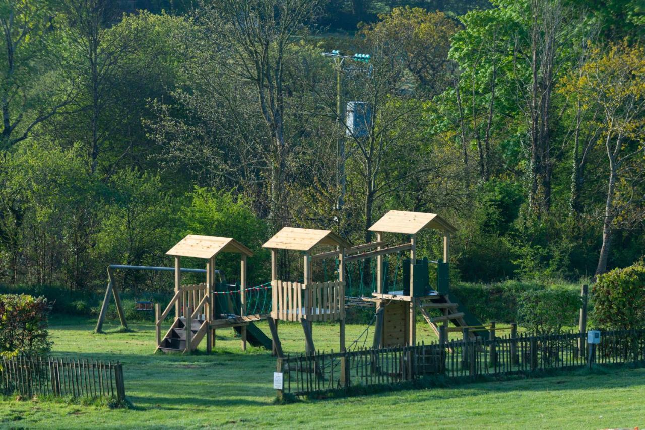 Beautiful Willow Lodge 67-4-6 Persons-Private Hot Tub-Pet Friendly-Tranquil Holiday Away From It All Yet Not Far To St Austell-The Holiday Home Has Two Bedrooms, Living & Dining Area, Equipped Kitchen -Decking-Al Fresco Dining-Fishing Lakes-Pet Frien Grampound Eksteriør billede