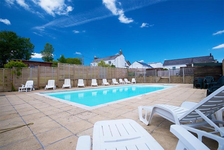 Beautiful Willow Lodge 67-4-6 Persons-Private Hot Tub-Pet Friendly-Tranquil Holiday Away From It All Yet Not Far To St Austell-The Holiday Home Has Two Bedrooms, Living & Dining Area, Equipped Kitchen -Decking-Al Fresco Dining-Fishing Lakes-Pet Frien Grampound Eksteriør billede
