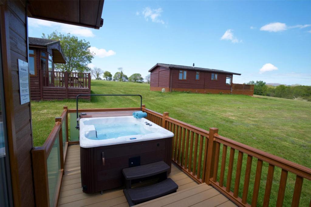 Beautiful Willow Lodge 67-4-6 Persons-Private Hot Tub-Pet Friendly-Tranquil Holiday Away From It All Yet Not Far To St Austell-The Holiday Home Has Two Bedrooms, Living & Dining Area, Equipped Kitchen -Decking-Al Fresco Dining-Fishing Lakes-Pet Frien Grampound Eksteriør billede