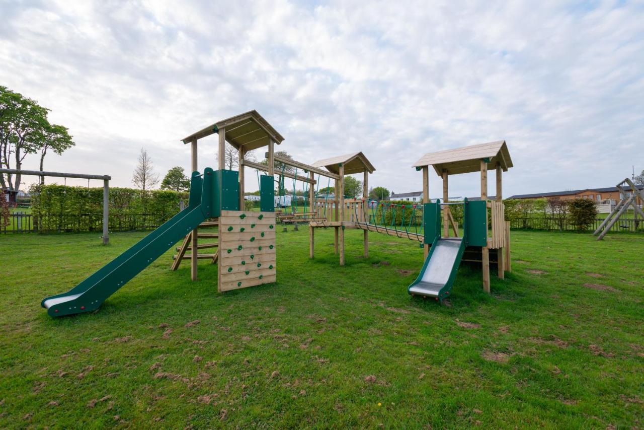 Beautiful Willow Lodge 67-4-6 Persons-Private Hot Tub-Pet Friendly-Tranquil Holiday Away From It All Yet Not Far To St Austell-The Holiday Home Has Two Bedrooms, Living & Dining Area, Equipped Kitchen -Decking-Al Fresco Dining-Fishing Lakes-Pet Frien Grampound Eksteriør billede